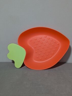 Plastic Strawberry Serving Platter With Dip Bowl And Leaf Stem Cover